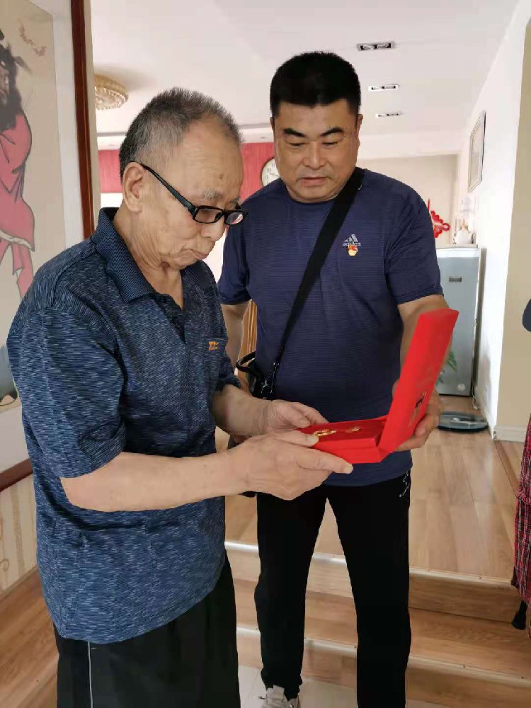烟台市科技馆组织“七一”走访慰问 为老党员颁发“光荣在党50年” 纪念章