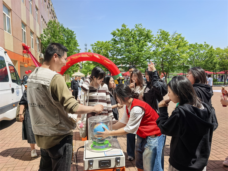 夏木成荫绿满枝，科普轻风润心田 ——市科技馆走进烟台韩国外籍人员子女学校助力校园科学节