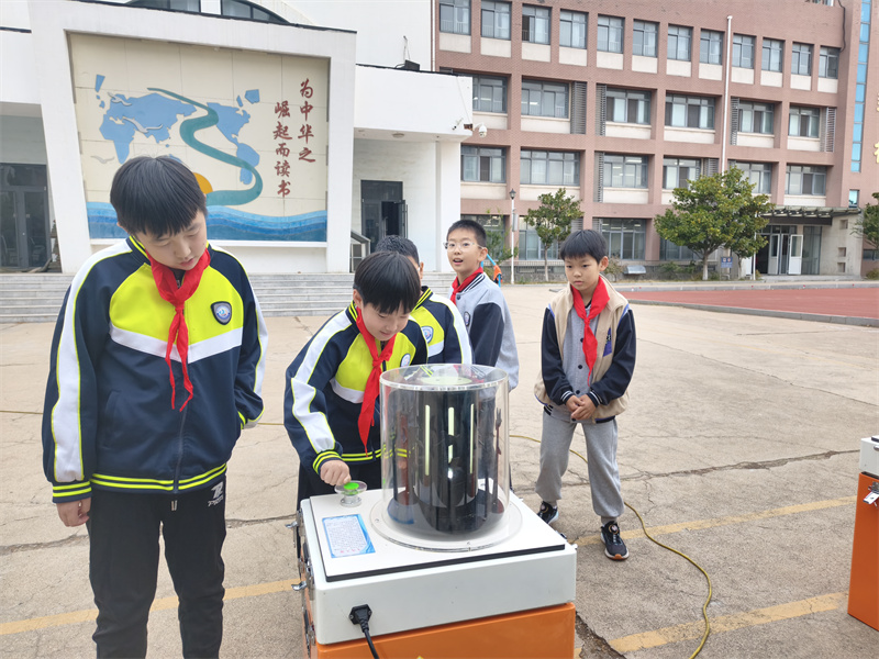 金秋送爽科普行，智慧花开满港城 ——科普大篷车走进开发区金东小学